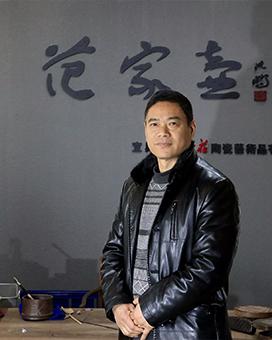 范卓群